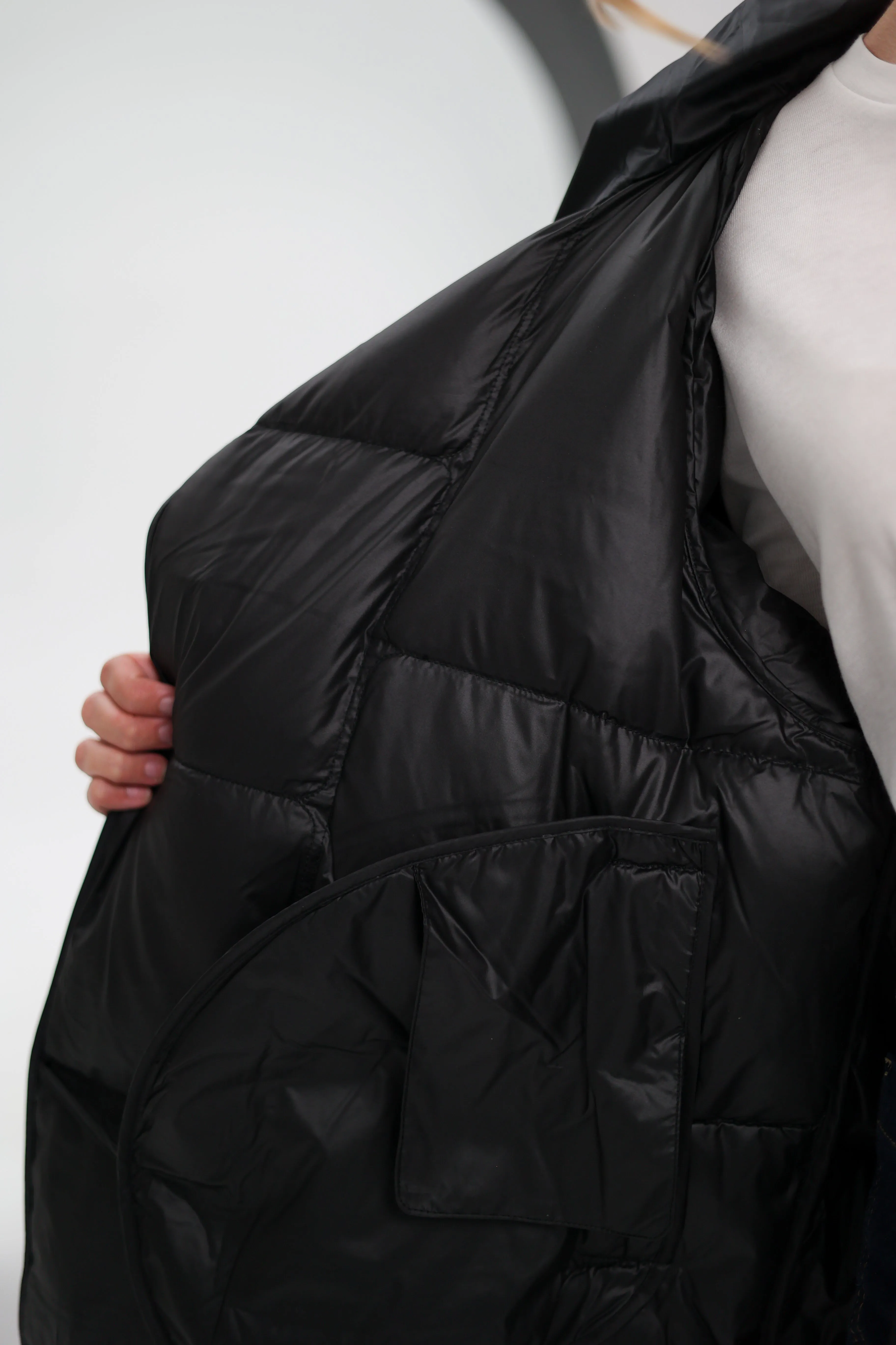 FeatherLite Relaxed Down Puffer in Black