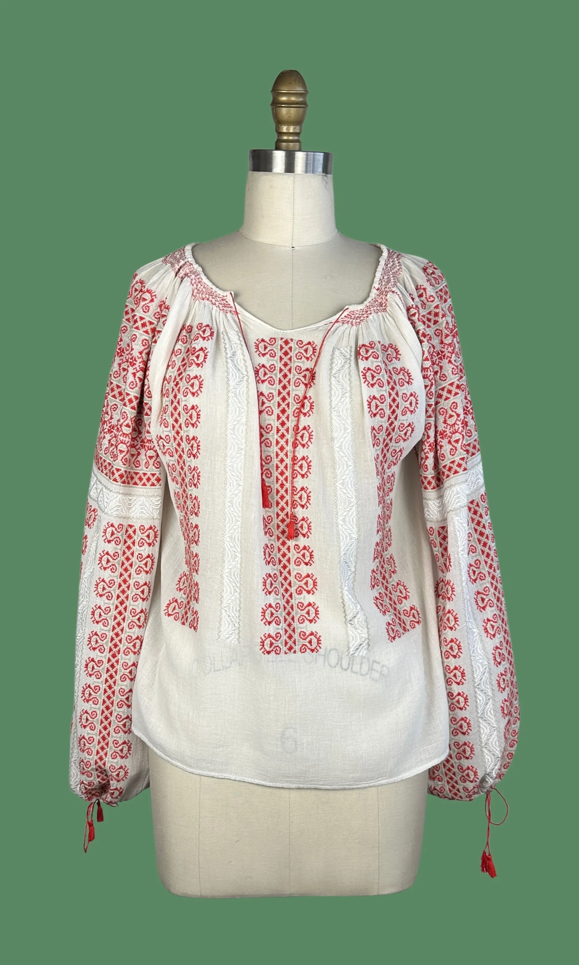 NICE FOLKS Vintage 70s Romanian Hand Embroidered Blouse • Medium