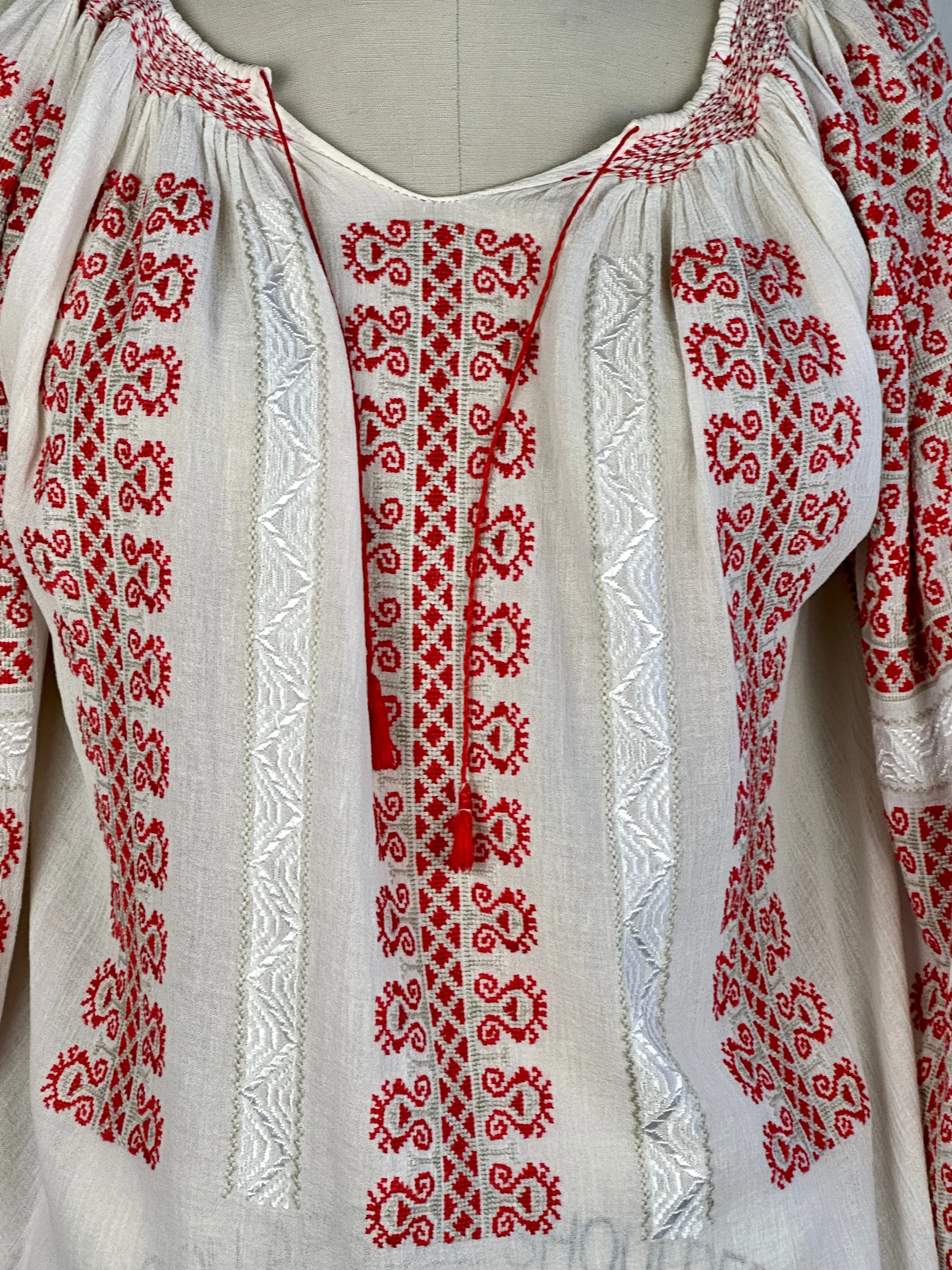 NICE FOLKS Vintage 70s Romanian Hand Embroidered Blouse • Medium